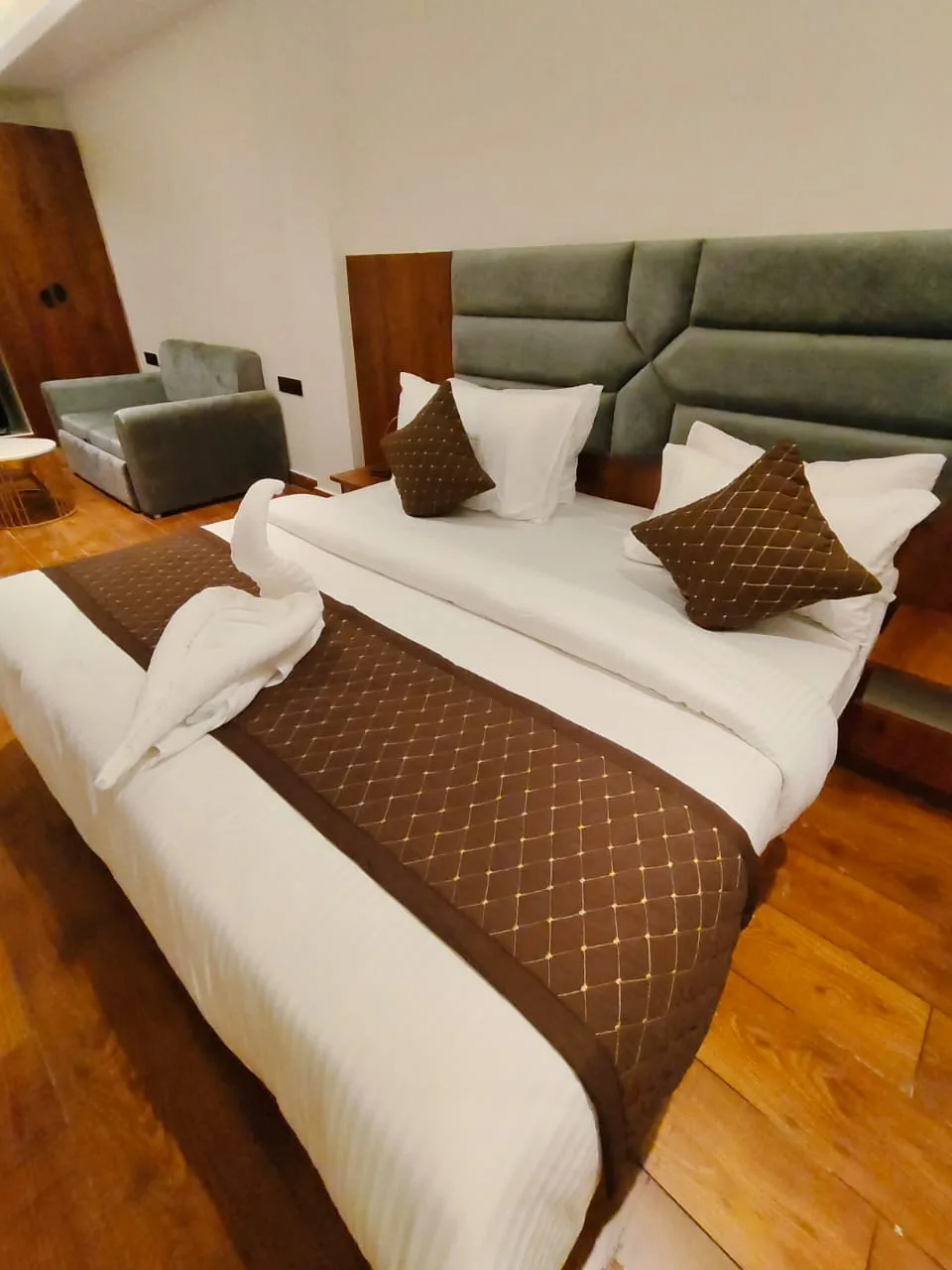 Luxury Family Room with Balcony - Bed